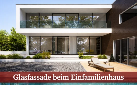 Modernes Einfamilienhaus mit Glasfassade und Pool. Text: Glassfassade beim Einfamilienhaus